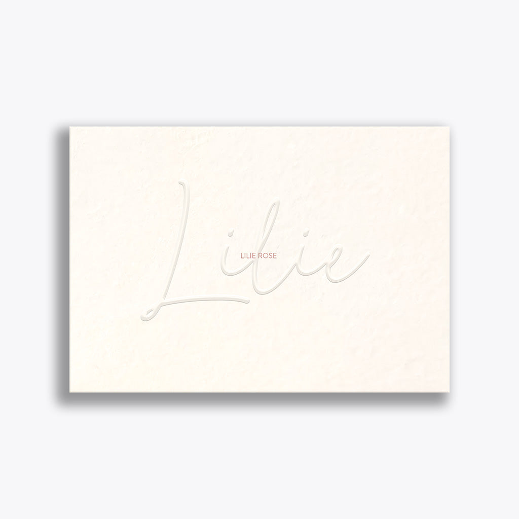 Originele geboortekaart voor Lilie Rose. Een speelse combinatie van diepdruk in een sierlijk lettertype in combinatie met een strak lettertype in een digitale druktechniek