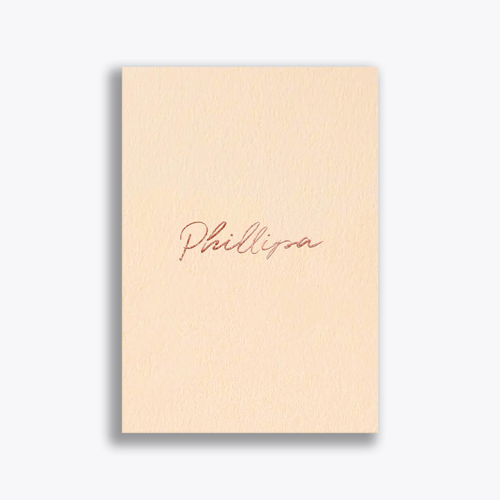 Origineel geboortekaartje voor Philippa op een beige geboortekaart met de naam in een sierlijke lettertype in een rosé foliedruk