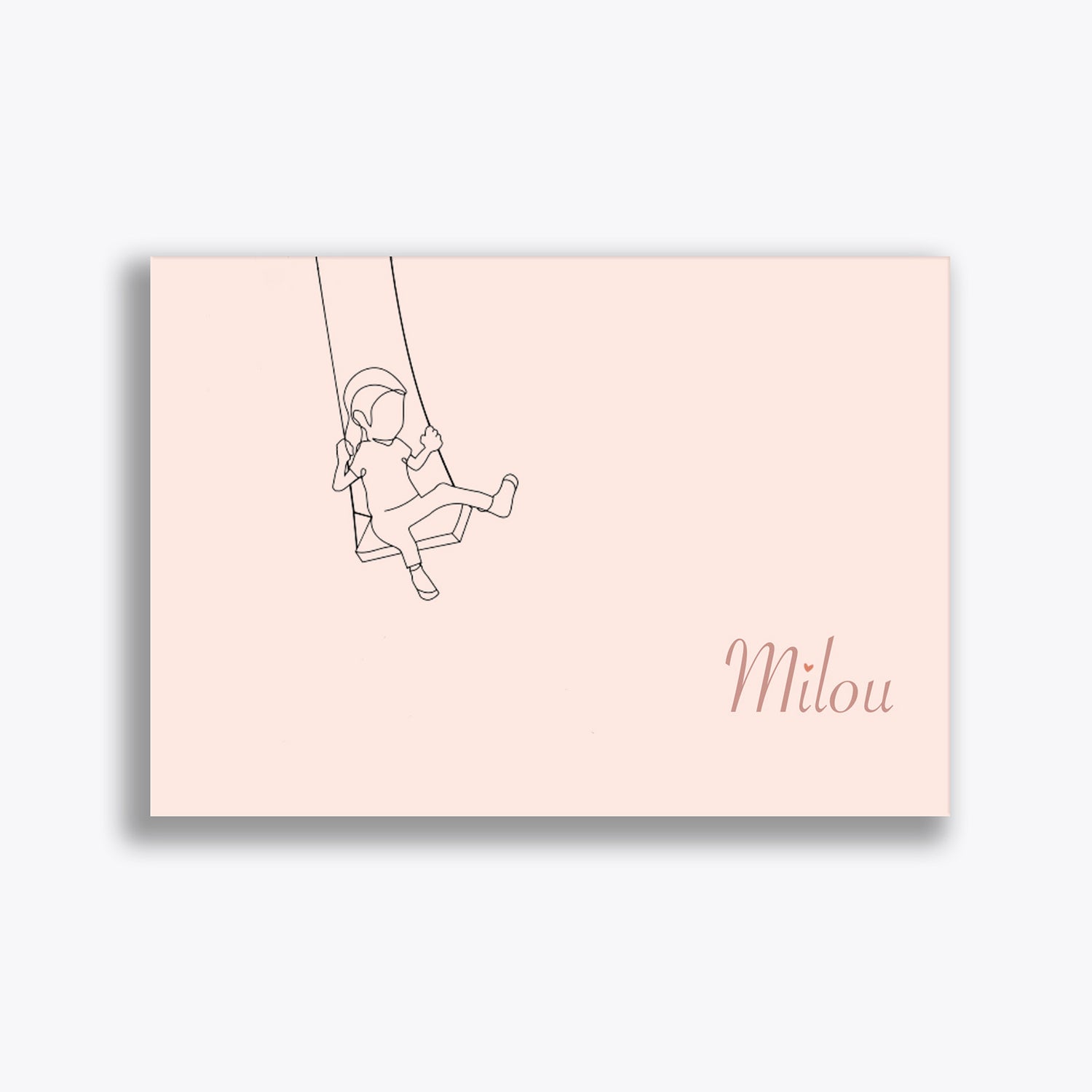 Het geboortekaartje voor Milou is gedrukt op zachtroze papier, met haar naam digitaal geprint in oudroze. Deze combinatie zorgt voor een speelse touch aan je geboortekaartje.