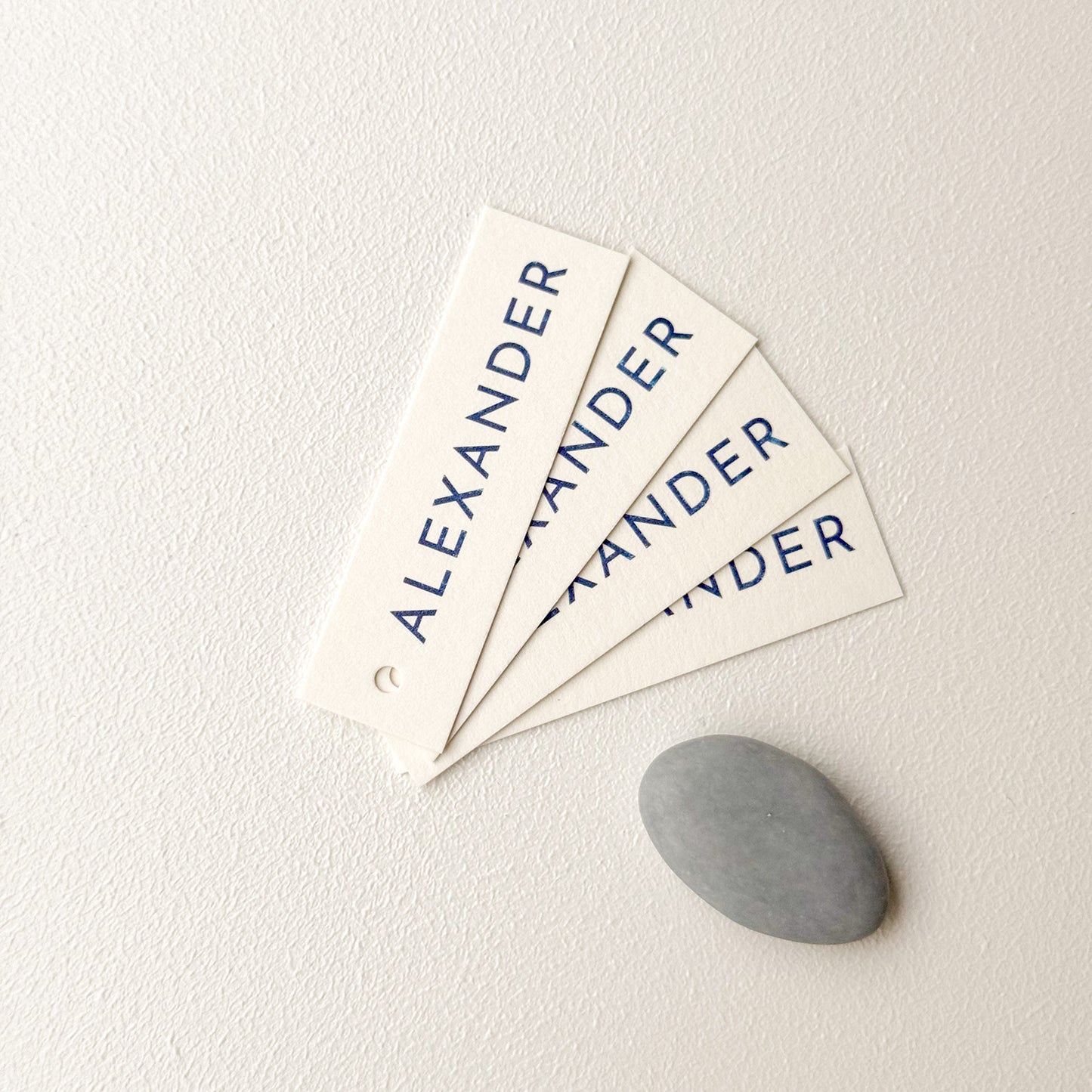 Afgewerkt linnen zakje gevuld met suikerbonen inclusief naamlabel (vanaf 20 stuks)