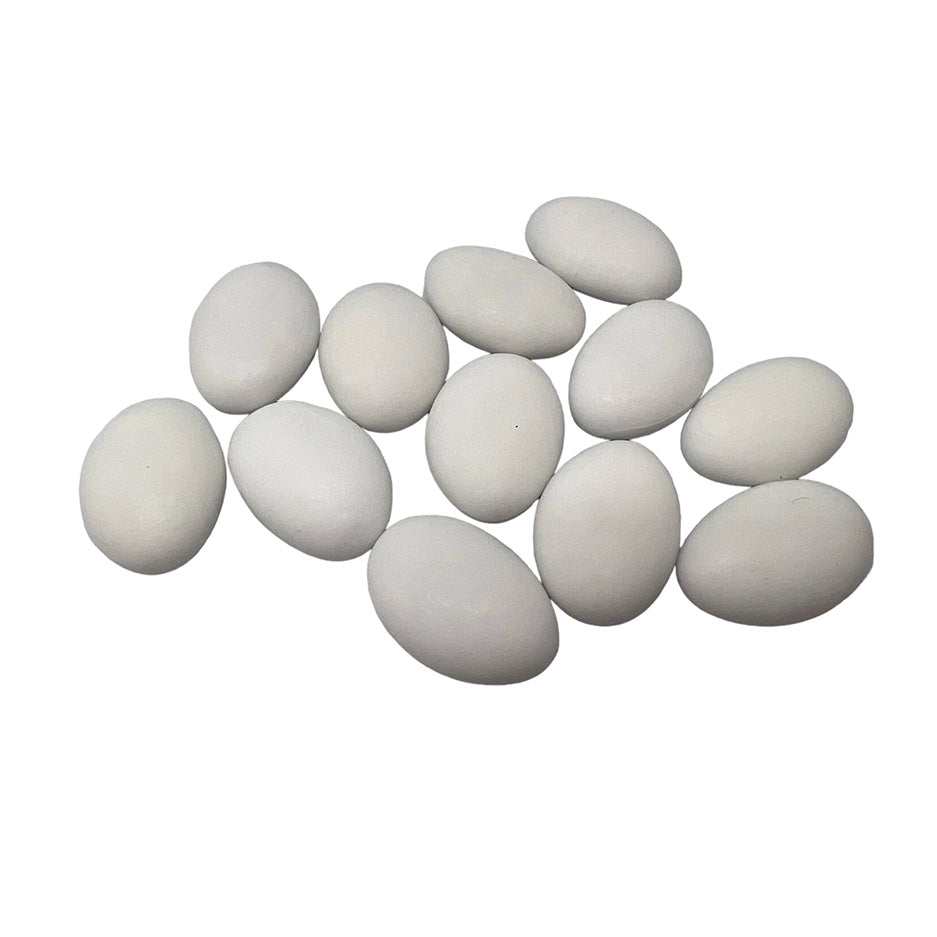 Een collectie baby matte suikerbonen in wit, zorgvuldig gepresenteerd