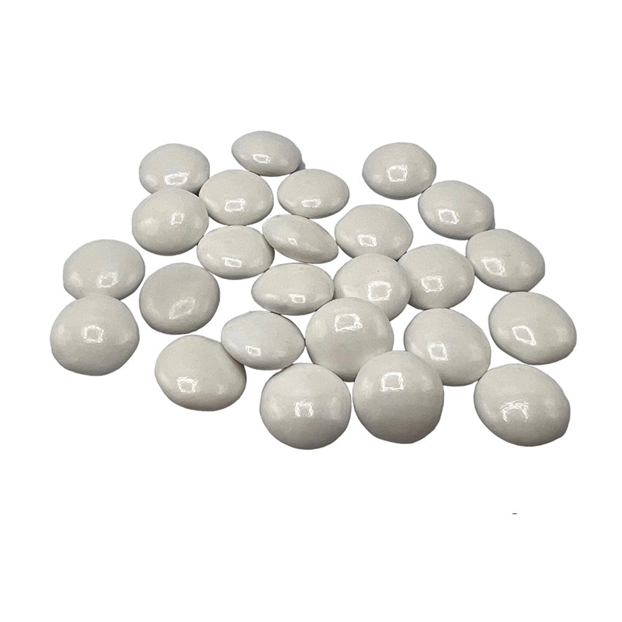Een verzameling witte gelakte confetti suikerbonen van Papa Chocolat, elegant gepresenteerd.