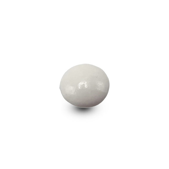 Een enkele witte gelakte confetti suikerboon, met een glanzend suikerlaagje