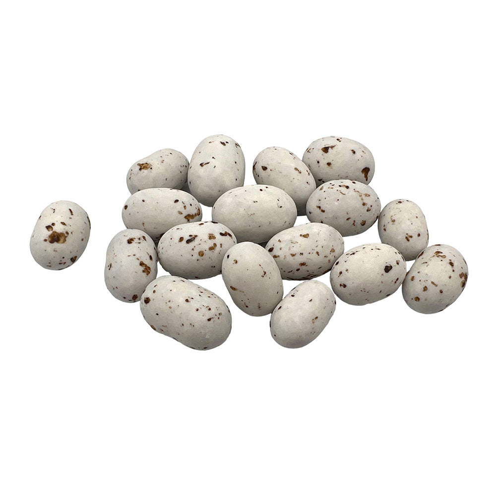 Een verzameling Cookie Choc’s matte suikerbonen in wit-bruin van Papa Chocolat, met een krokante vulling en chocoladelaagje.