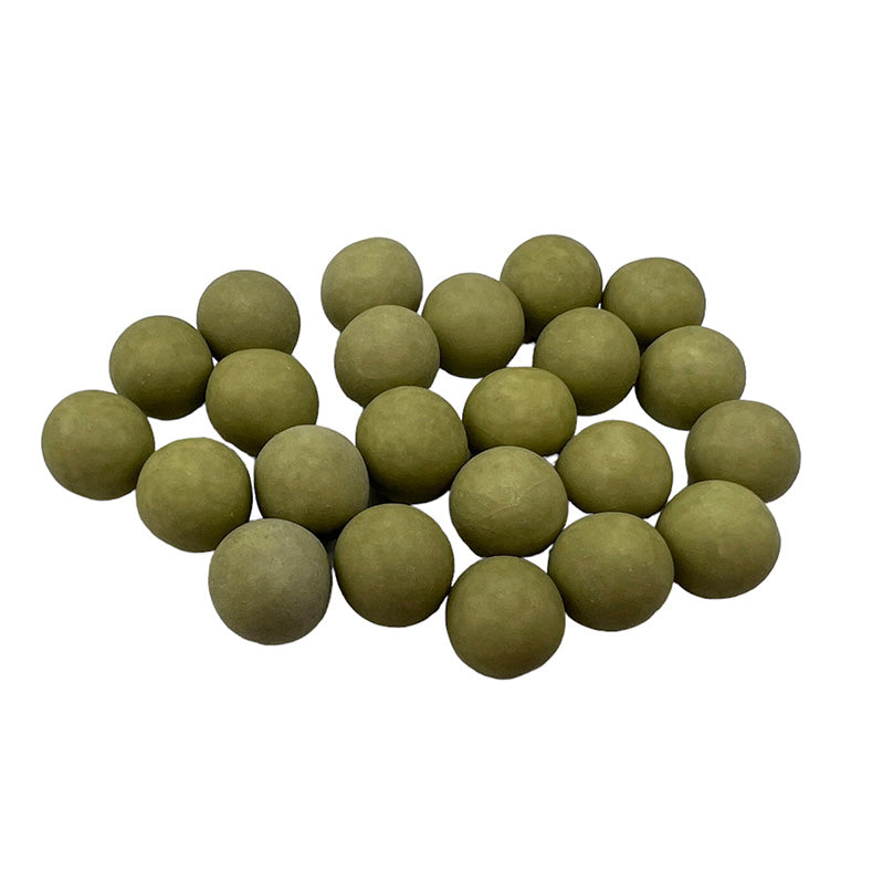 Een verzameling mini choco balls matte suikerbonen in eucalyptus van Papa Chocolat, met een knapperige chocoladevulling en een dun suikerlaagje.