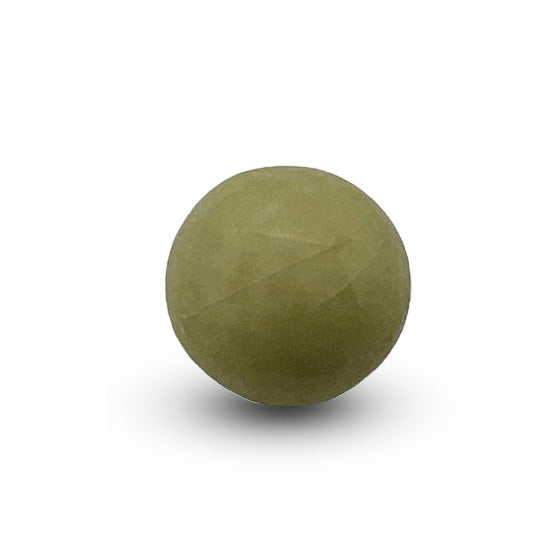 Een enkele mini choco ball matte suikerboon in eucalyptus, met een romige chocoladevulling en een subtiel matte afwerking.