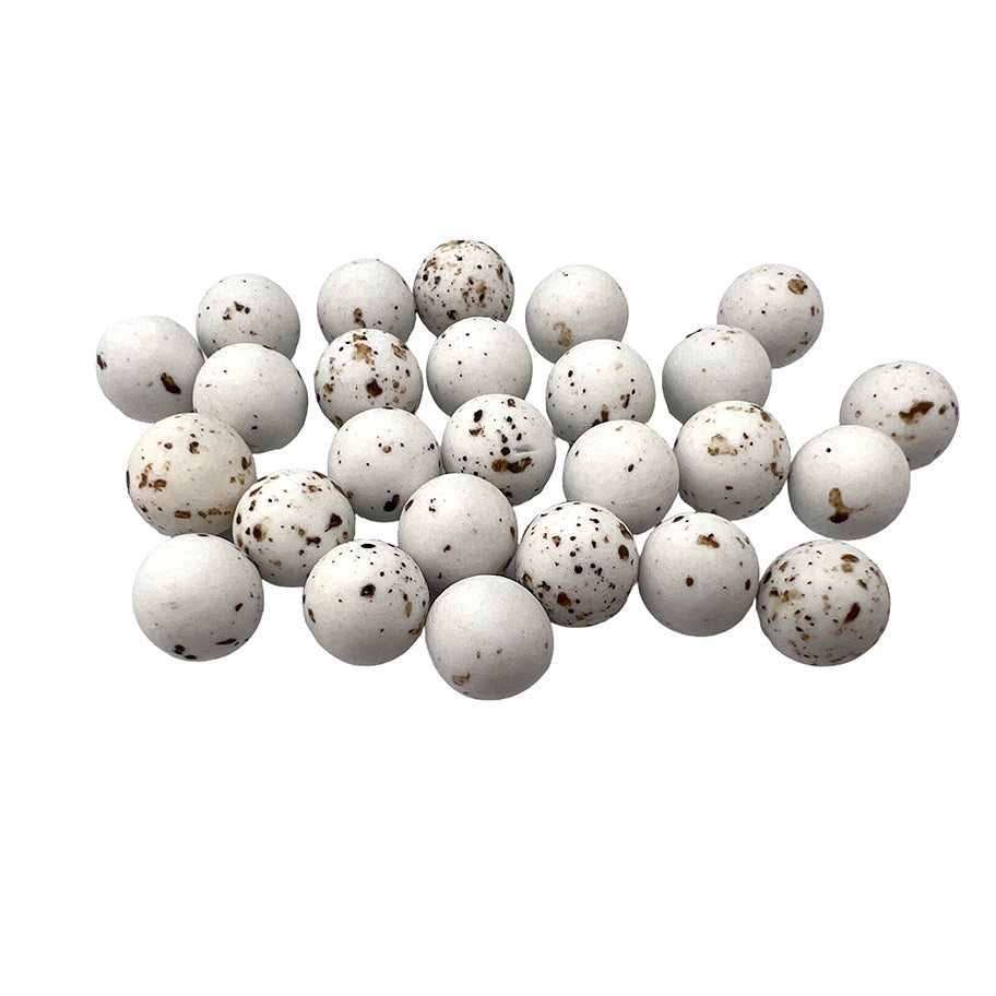 Een verzameling mini choco balls marmeren suikerbonen in wit-bruin van Papa Chocolat, met een knapperige chocoladevulling en een dun suikerlaagje.