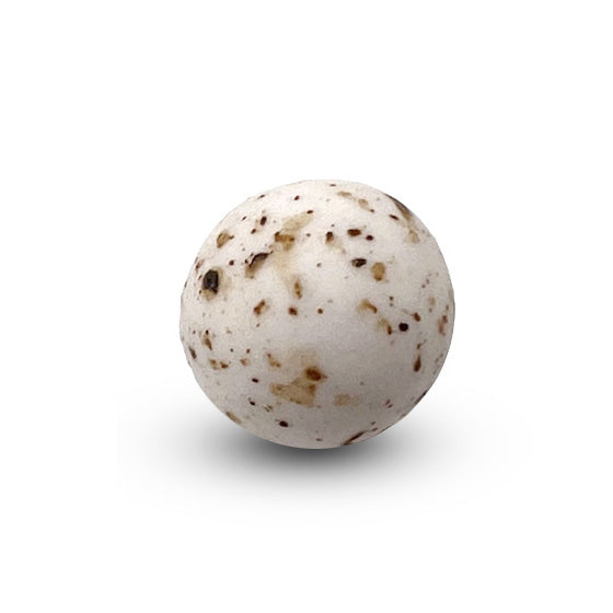 Een enkele mini choco ball marmeren suikerboon in wit-bruin, met een romige chocoladevulling en een glanzende afwerking.