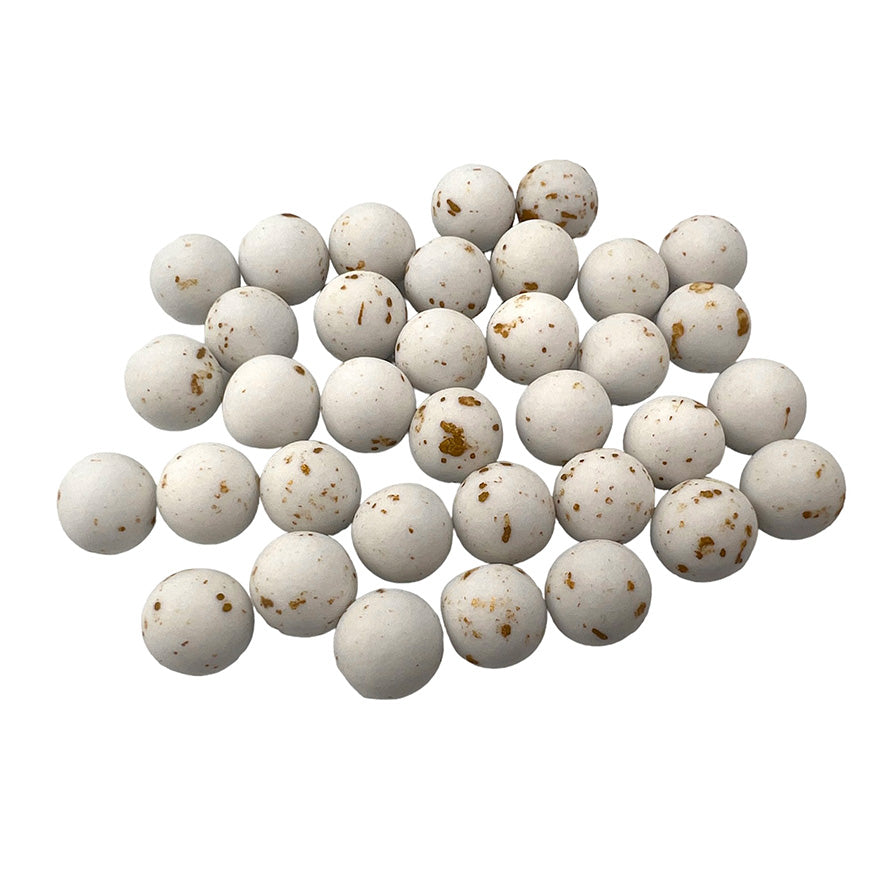 Een verzameling mini choco balls marmeren suikerbonen in wit-goud van Papa Chocolat, met een knapperige chocoladevulling en een dun suikerlaagje.