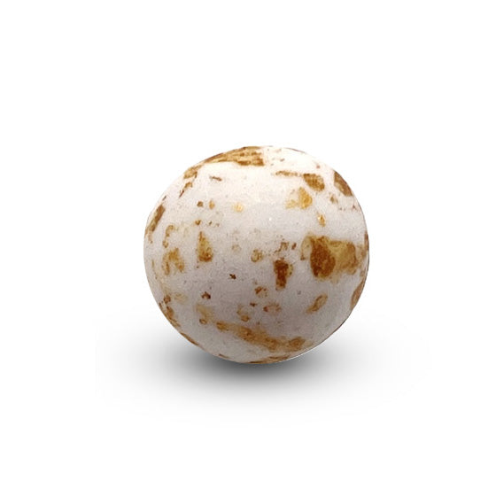 Een enkele mini choco ball marmeren suikerboon in wit-goud, met een romige chocoladevulling en een glanzende afwerking.