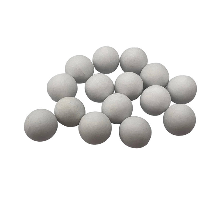 Een verzameling mini choco balls matte suikerbonen in wit van Papa Chocolat, met een knapperige chocoladevulling en een dun suikerlaagje.