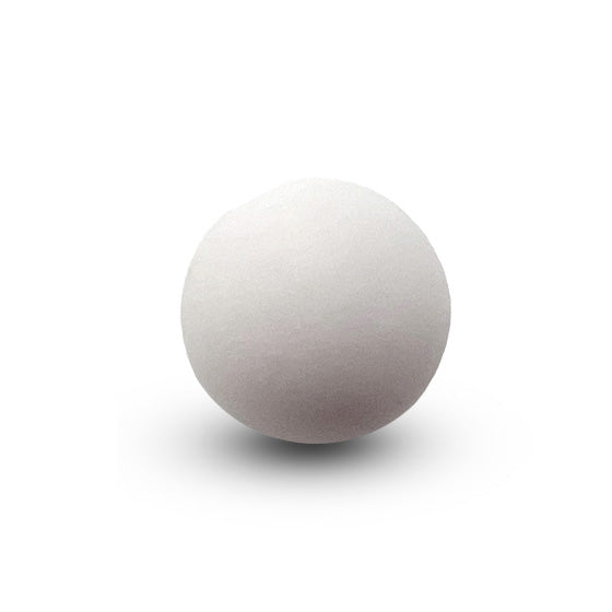 Een enkele mini choco ball matte suikerboon in wit, met een romige chocoladevulling en een subtiel matte afwerking.