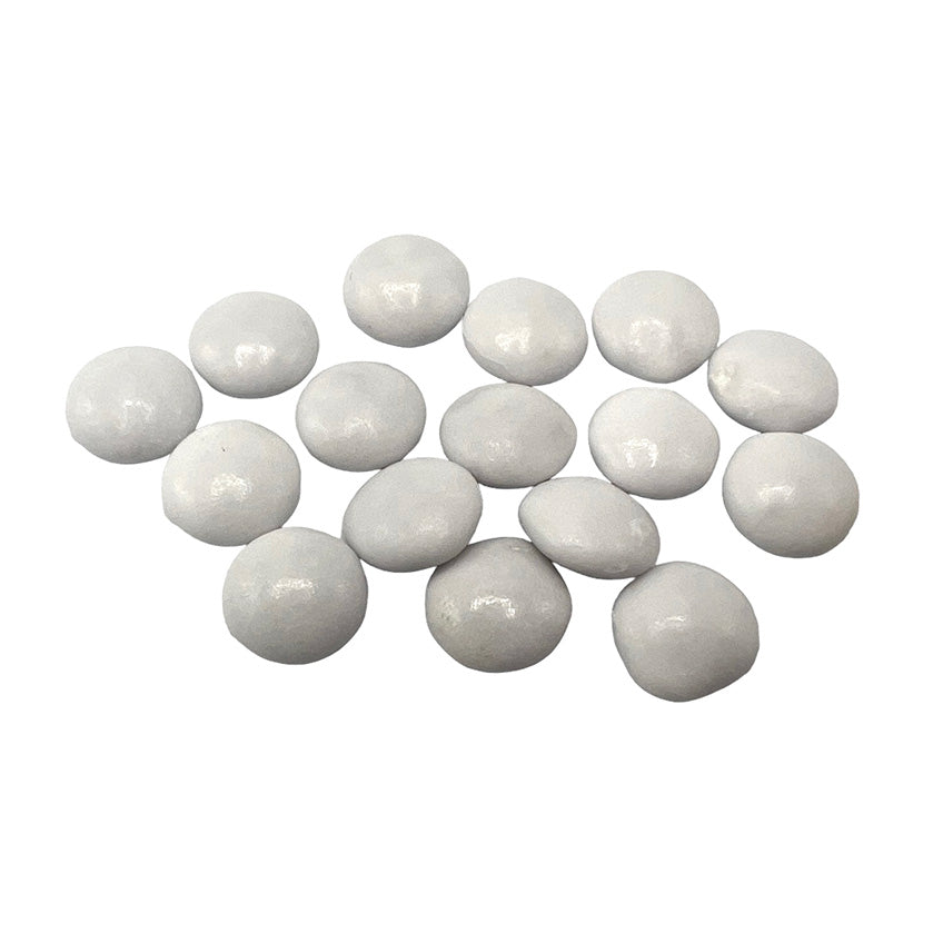Gelakte mini confetti suikerbonen wit – glanzende suikerbonen met een kern van melkchocolade, perfect voor doopsuikerconcepten.