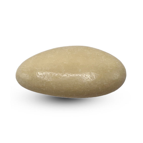 Een enkele beige gelakte suikerboon met een gladde en glanzende afwerking.