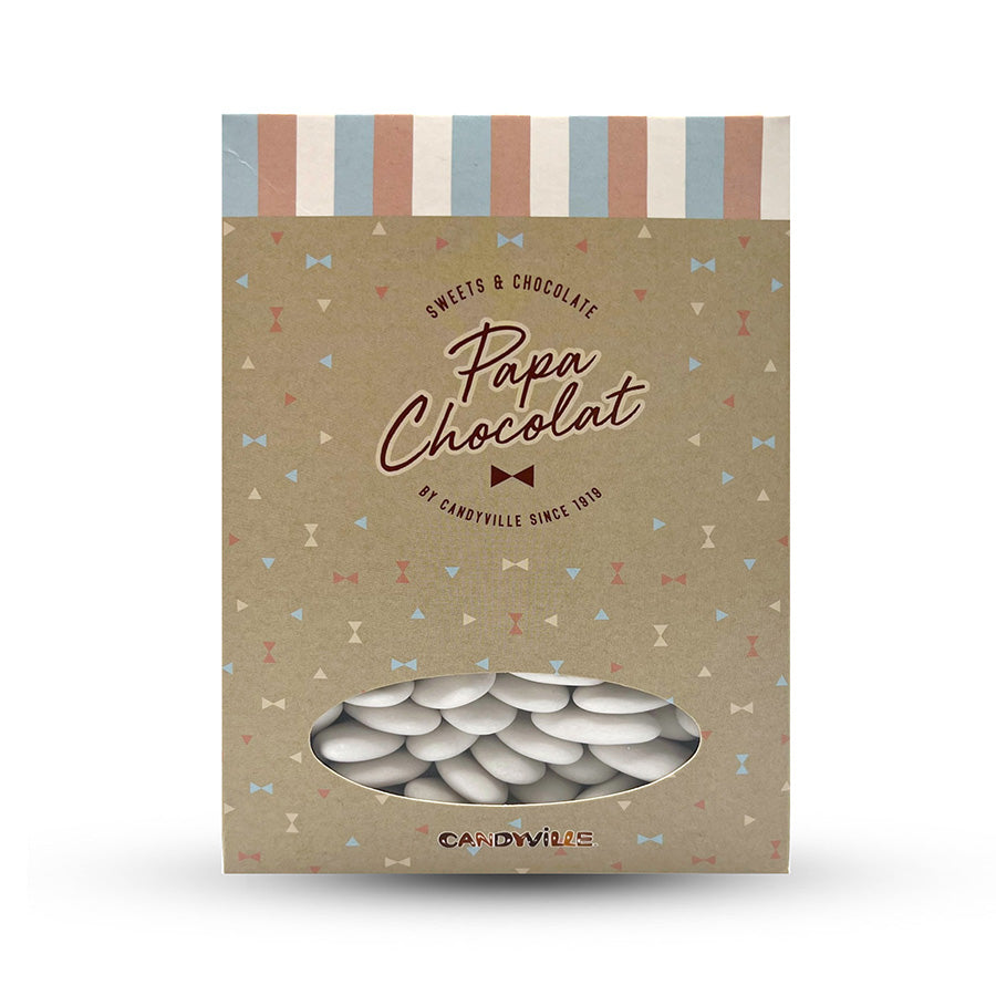 Een doos gevuld met beige gelakte suikerbonen, zorgvuldig verpakt voor optimale versheid.