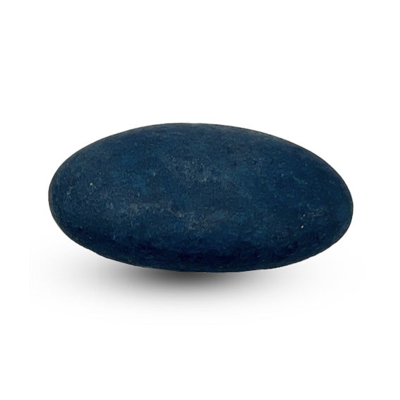 Een enkele marineblauwe matte suikerboon met een gladde afwerking.