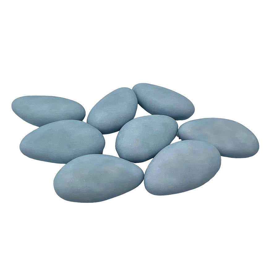 Een verzameling pastel blauwe suikerbonen van Papa Chocolat, perfect voor doopsuiker