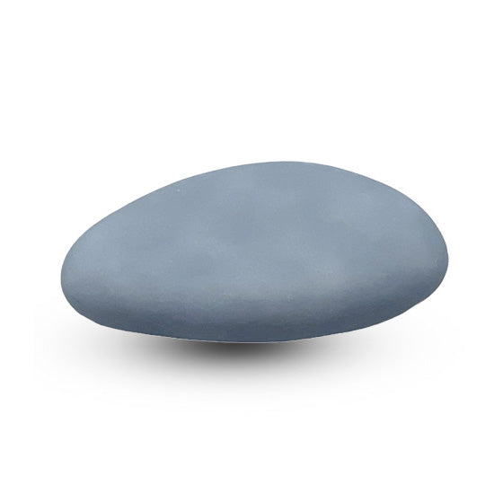Een enkele pastel blauwe suikerboon met een gladde afwerking