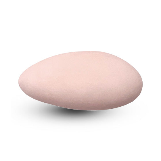Een enkele pastel oud roze suikerboon met een zachte glans
