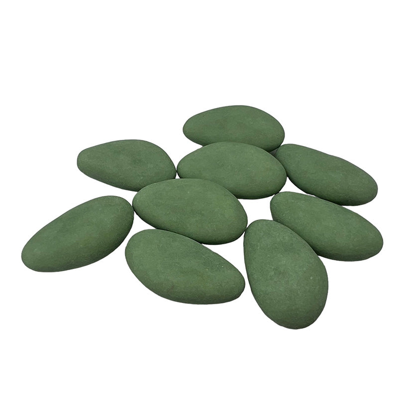 Een verzameling pastel groene suikerbonen van Papa Chocolat, perfect voor doopsuiker