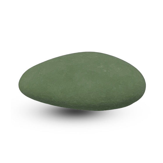 Een enkele pastel groene suikerboon met een zachte afwerking