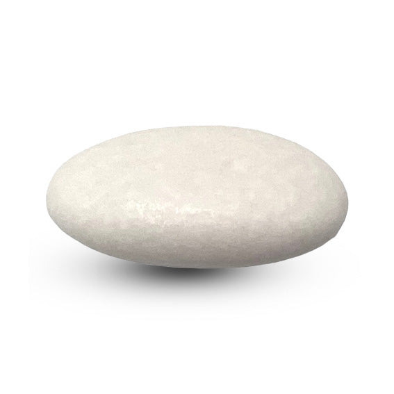 Een enkele wit matte suikerboon met een verfijnde afwerking.
