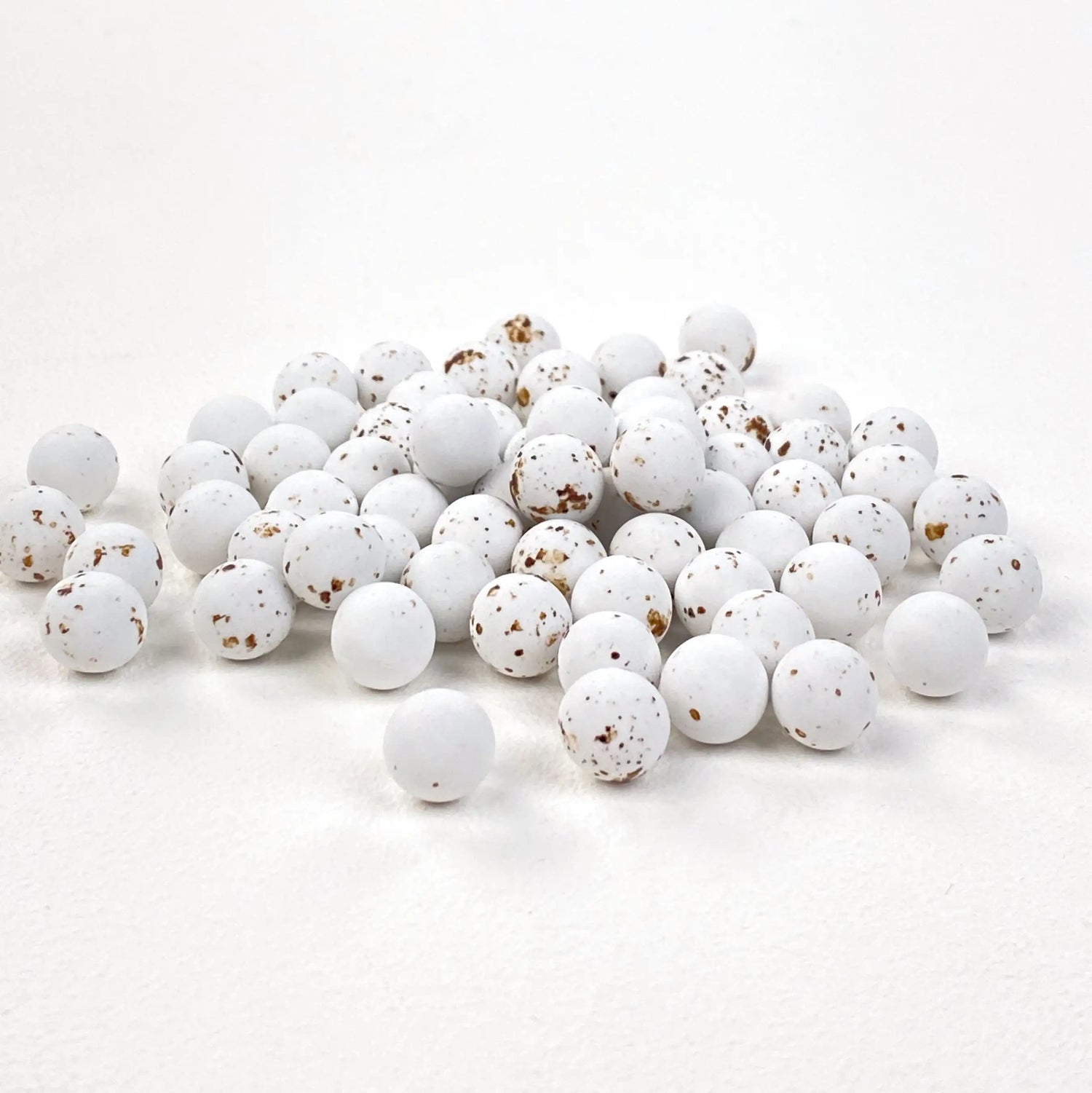 Een grote verzameling van Mini Choco Balls suikerbonen van Papa Chocolat. Om van te smullen!