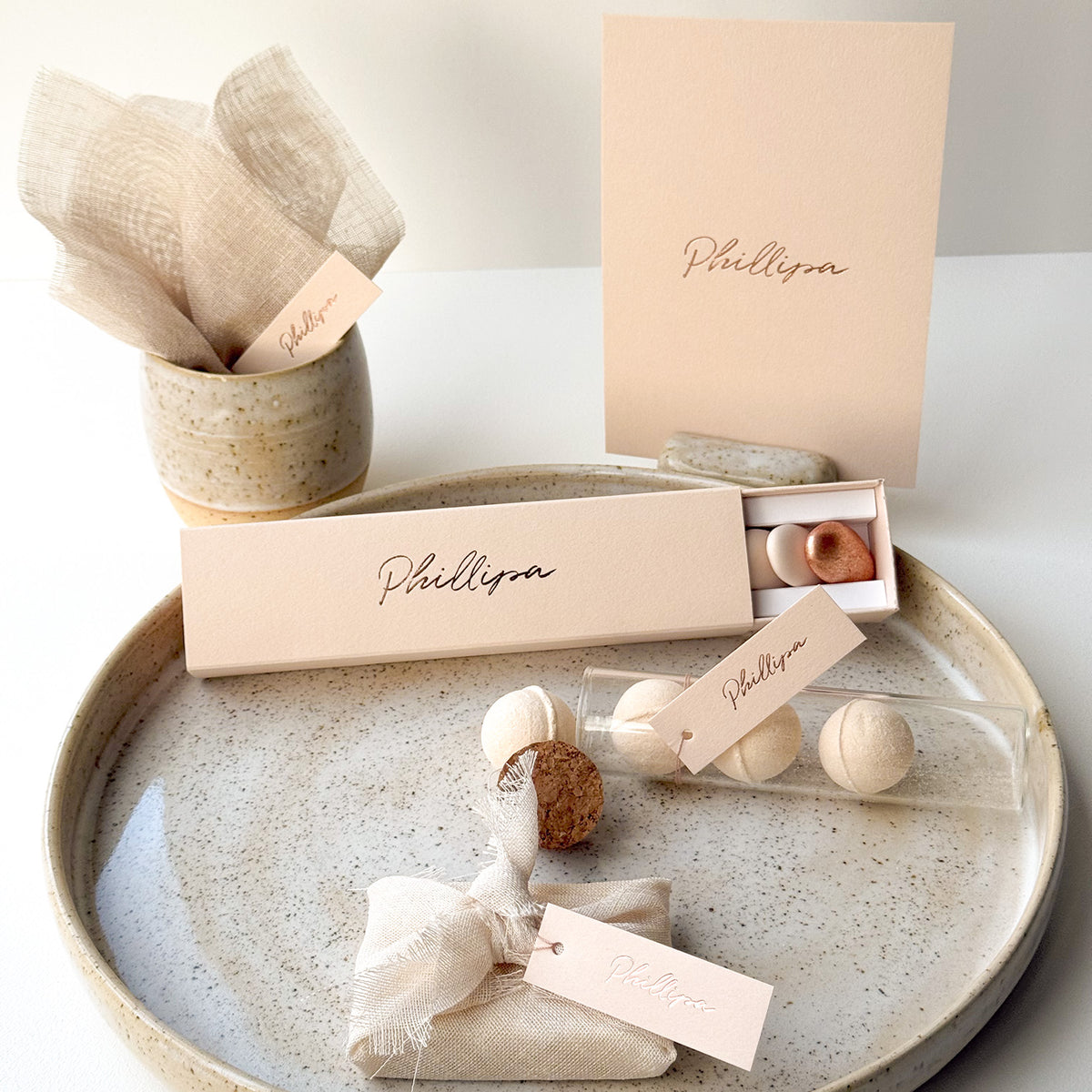 Originele doopsuiker voor Philippa. Een geboortekaaryje met rosé foliedruk in combinatie met een schuifdoosje en een linnen zakje met suikerbonen. Een mini flesje met bruisballen, het zeepje en de naturel display maken het geheel compleet