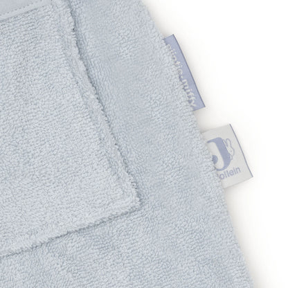 Detail van de afgewerkte rand met het Jollein-label op de Jollein badjas nijntje Cloudy Blue