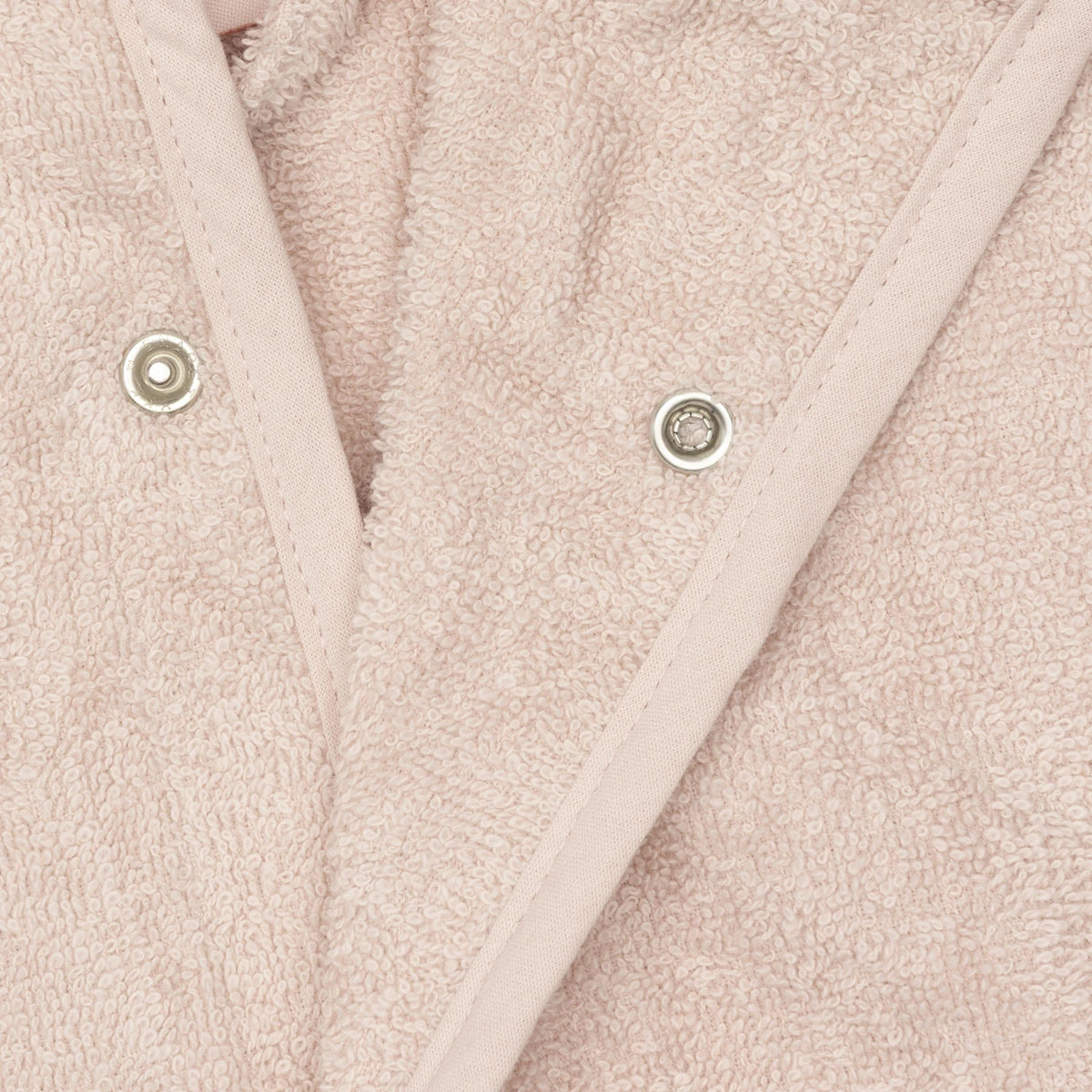 Detail van de drukknopen en de zachte badstof van de Jollein badjas nijntje Silk Rose