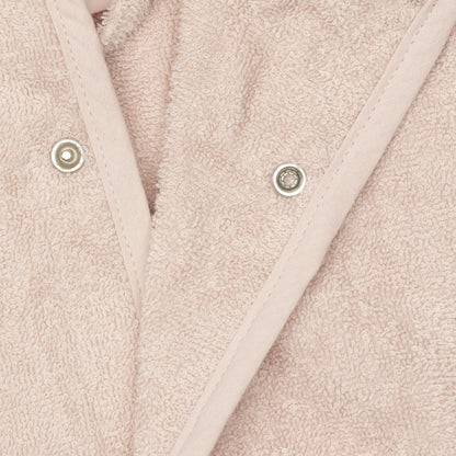 Detail van de drukknopen en de zachte badstof van de Jollein badjas nijntje Silk Rose