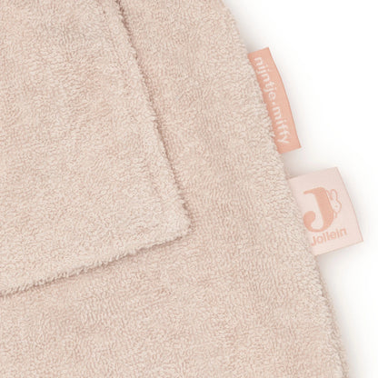 Detail van de afgewerkte rand met het Jollein-label op de Jollein badjas nijntje Silk Rose