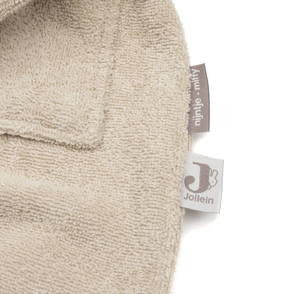 Detail van de afgewerkte rand met het Jollein-label op de Jollein badjas nijntje Warm Sand