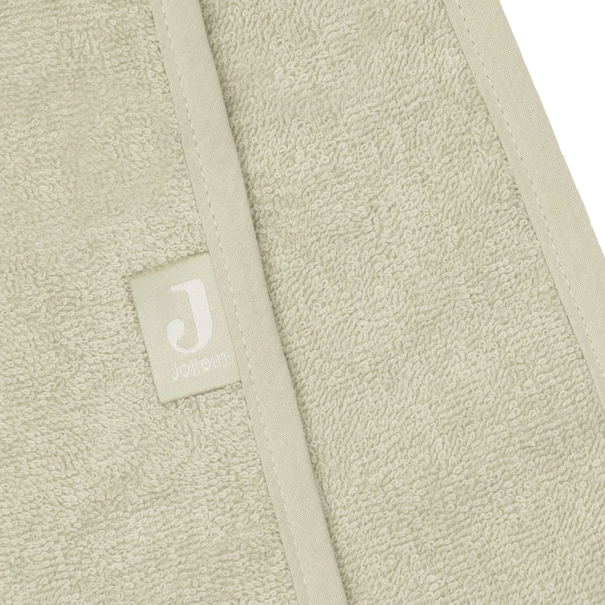 Detail van de afgewerkte rand met het Jollein-label op de Jollein badponcho Soft Macha