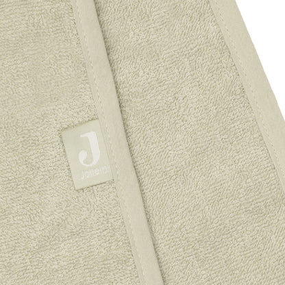 Detail van de afgewerkte rand met het Jollein-label op de Jollein badponcho Soft Macha