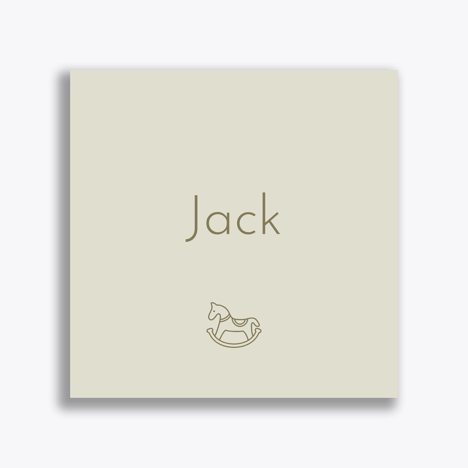 Een geboortekaartje voor baby Jack. Het geboortekaartje is helemaal gepersonaliseerd met een uniek lettertype en een schommelpaardje