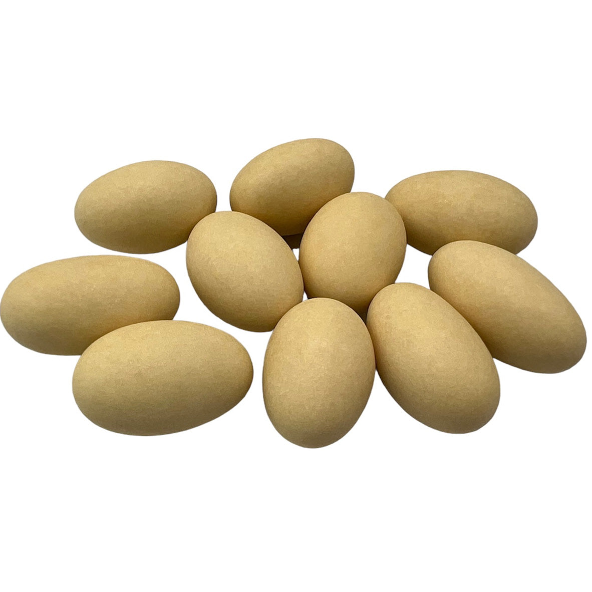 Een verzameling amandel caramel matte suikerbonen in de kleur crème van Papa Chocolat, ideaal voor doopsuiker.