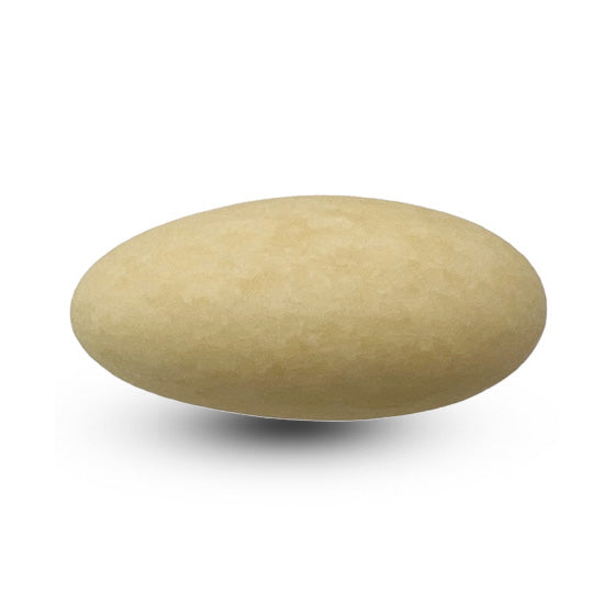 Een enkele amandel caramel matte suikerboon in crème, met een verfijnde afwerking en heerlijke vulling.