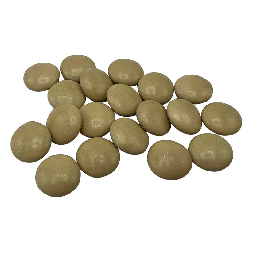 Een verzameling jadekleurige confetti suikerbonen van Papa Chocolat, perfect voor doopsuikerpresentaties