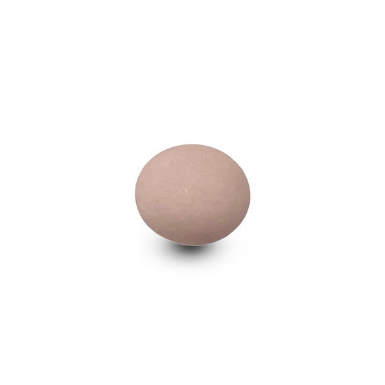 Een enkele oudroze confetti suikerboon van Papa Chocolat, met een dun suikerlaagje.