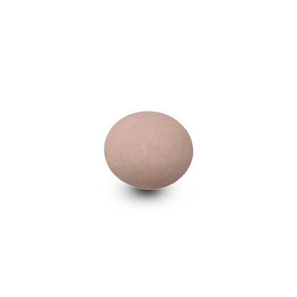 Een enkele oudroze confetti suikerboon van Papa Chocolat, met een dun suikerlaagje.