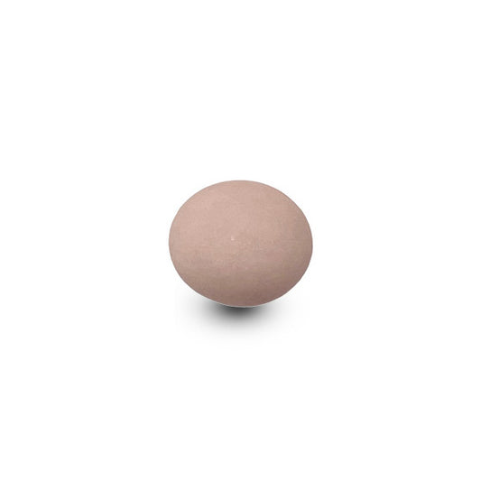 Een enkele oudroze confetti suikerboon van Papa Chocolat, met een dun suikerlaagje.
