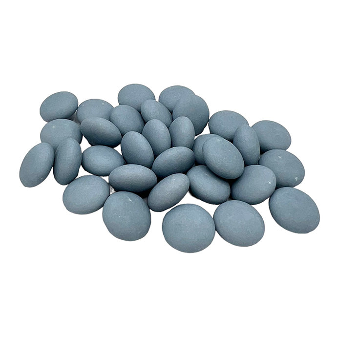 Een verzameling matte confetti suikerbonen in pastelblauwe kleur, mooi gepresenteerd als onderdeel van een doopsuikerconcept.