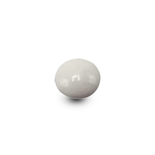 Een enkele witte gelakte confetti suikerboon, met een glanzend suikerlaagje