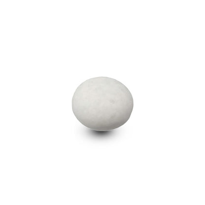 Een close-up van een witte XXL matte confetti suikerboon van Papa Chocolat