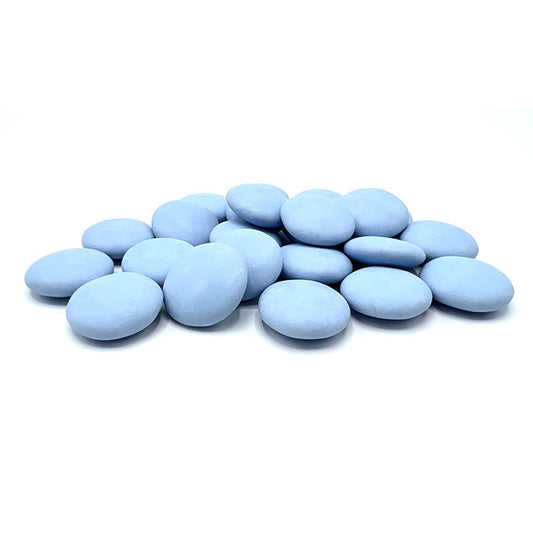 Een verzameling XXL Atlantic blauw matte confetti suikerbonen van Papa Chocolat, perfect voor doopsuiker.