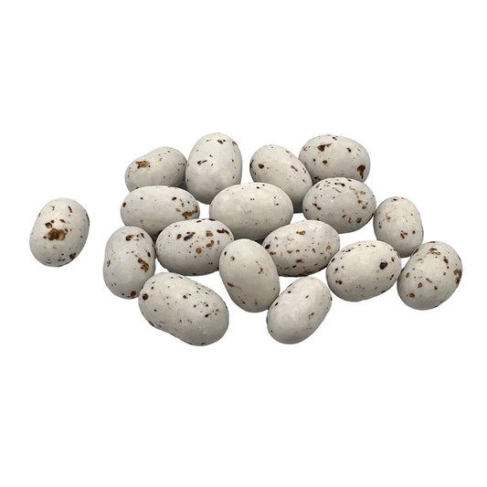 Een verzameling Cookie Choc’s matte suikerbonen in wit-bruin van Papa Chocolat, met een krokante vulling en chocoladelaagje.