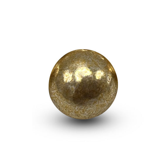 Individuele metallic crispies suikerboon in goud – knapperig koekje met een laagje melkchocolade en een glanzend suikerlaagje