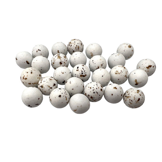 Een verzameling mini choco balls marmeren suikerbonen in wit-bruin van Papa Chocolat, met een knapperige chocoladevulling en een dun suikerlaagje.