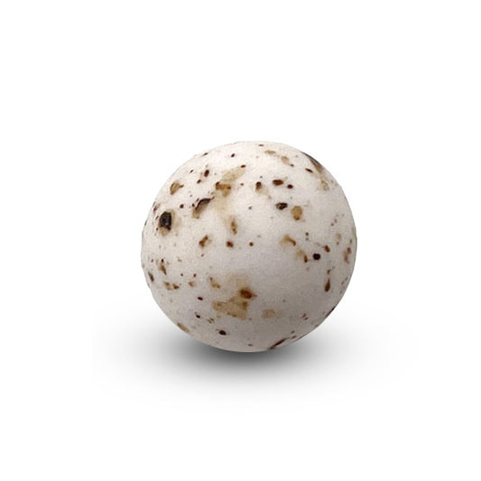Een enkele mini choco ball marmeren suikerboon in wit-bruin, met een romige chocoladevulling en een glanzende afwerking.